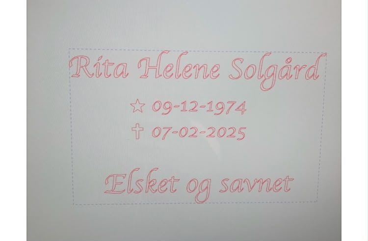 Digital skisse av ny inskripsjon med navn, datoer og minneord.