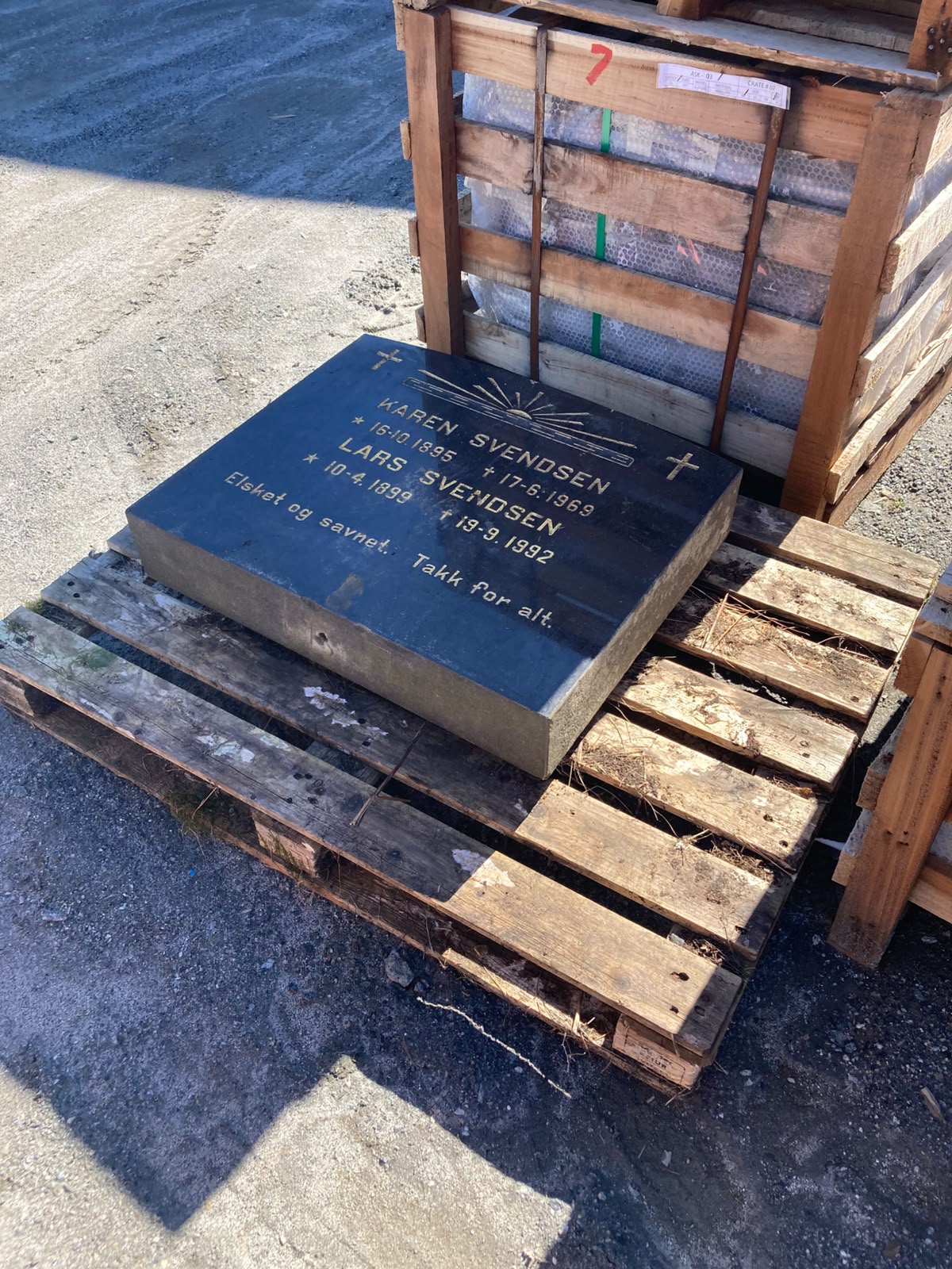 Polert front på svart granittstein etter fjerning av gammel inskripsjon.