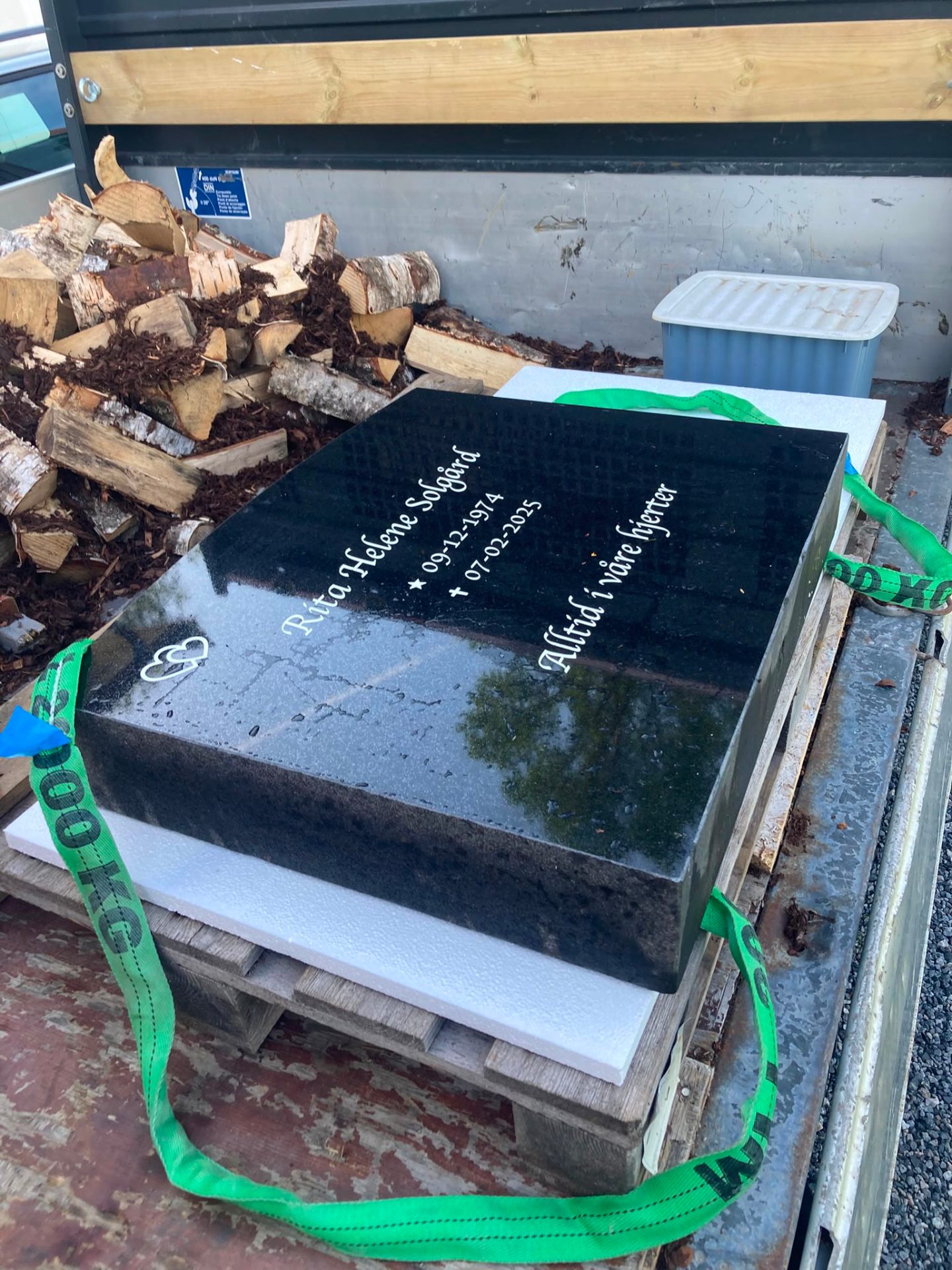 Gravsteinen sikret på lasteplan klar for transport til kirkegården.