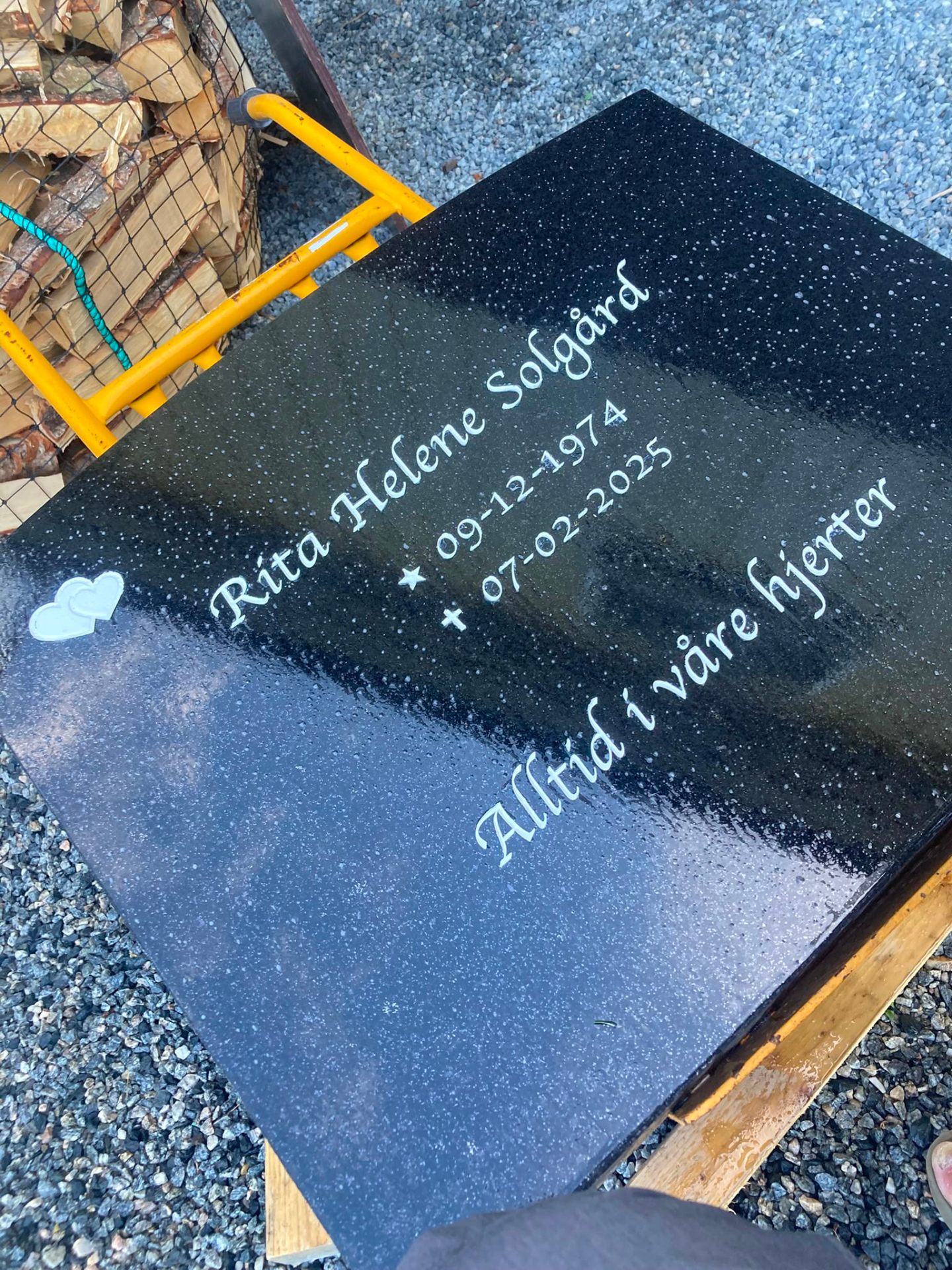 Ferdig sandblåst og lakkert inskripsjon på polert svart granitt.