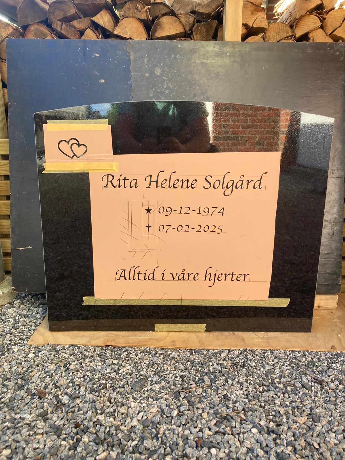 Rosa sandblåsingstape med utskåret inskripsjon og hjertemotiv nøyaktig plassert på den polerte steinen.