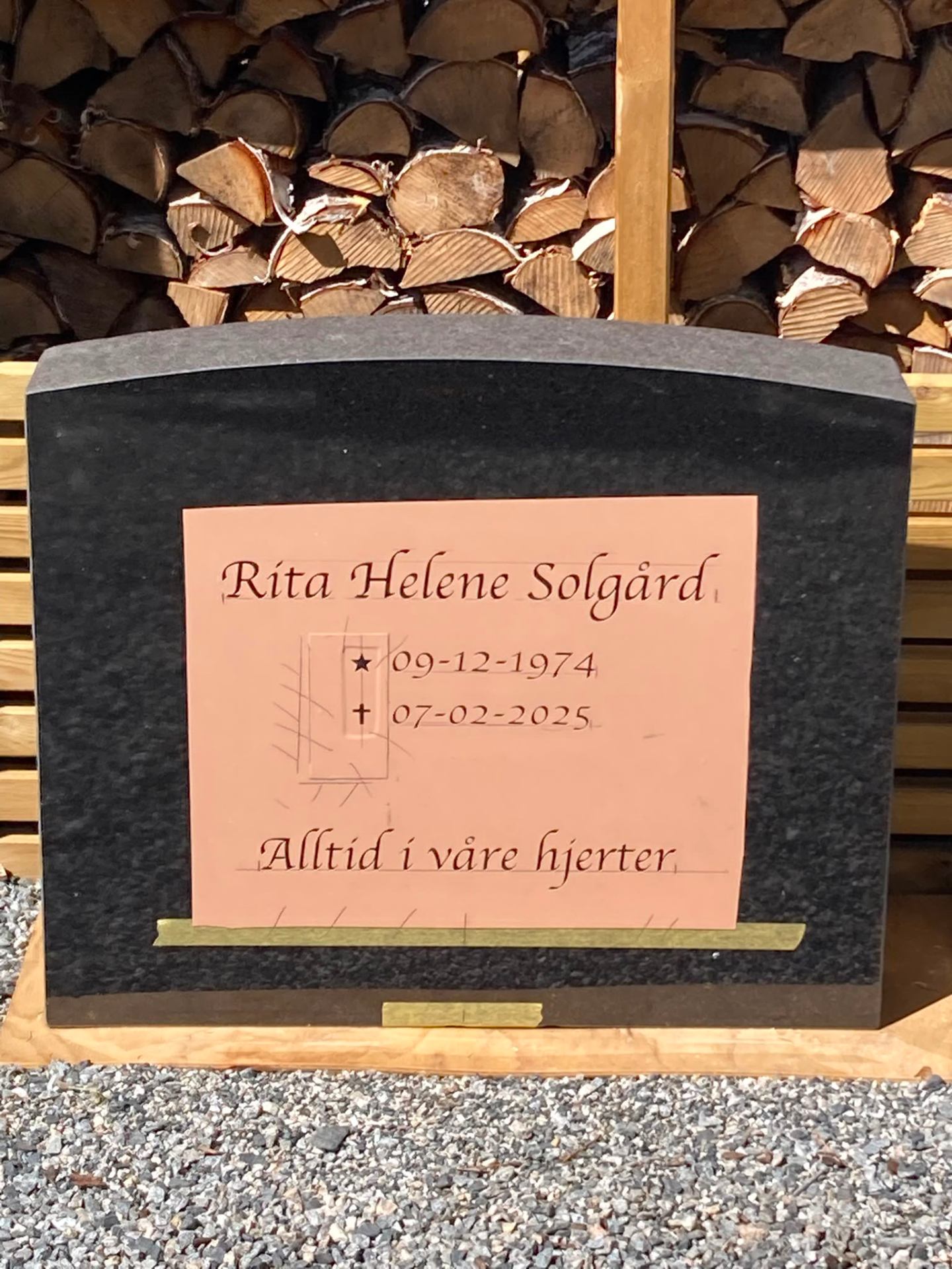Detalj av ny bronseplate med inskripsjon montert på tidligere gravstein.