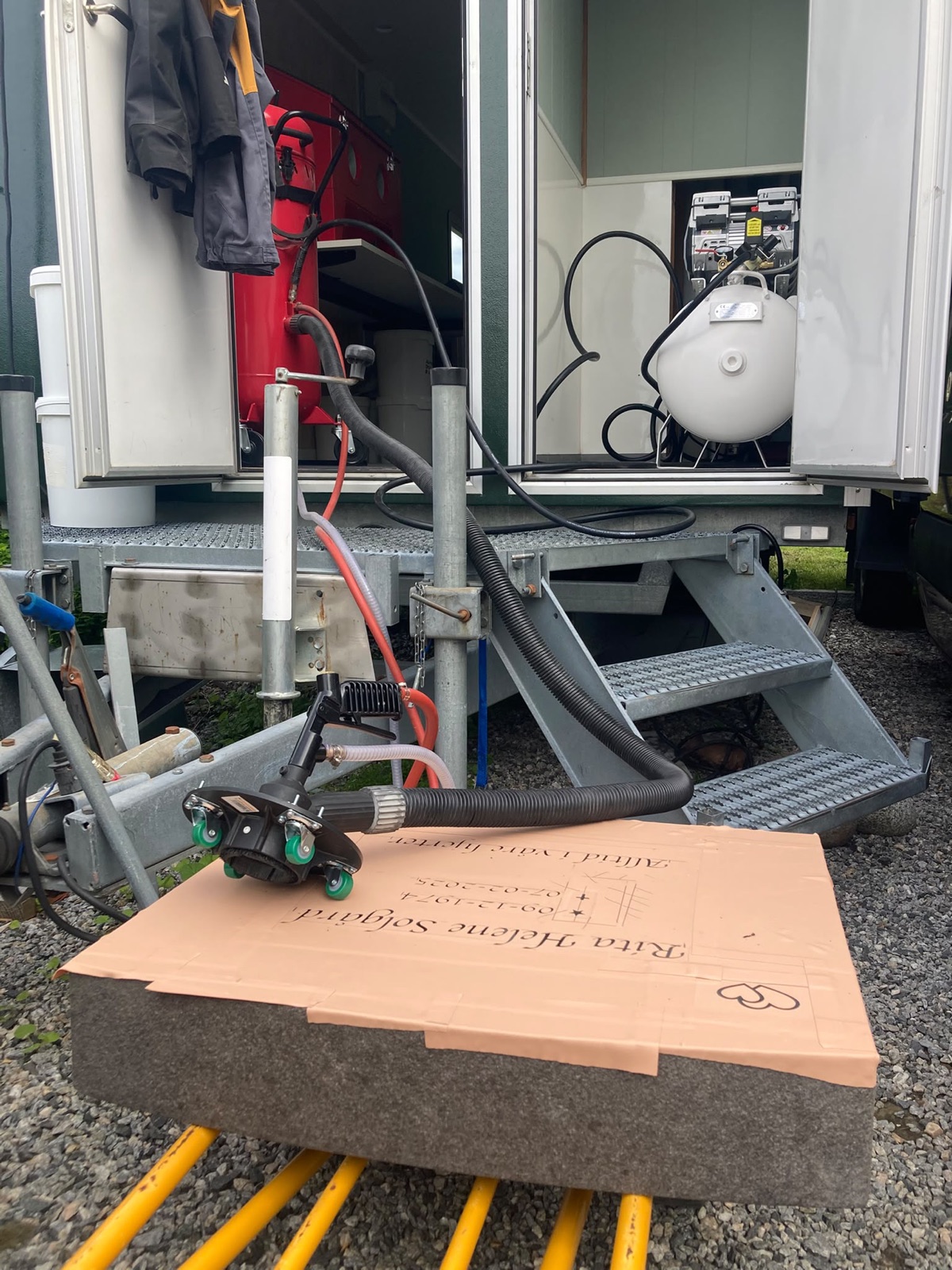 Blåseriggen på tilhengeren med steinen liggende klar på stativ.