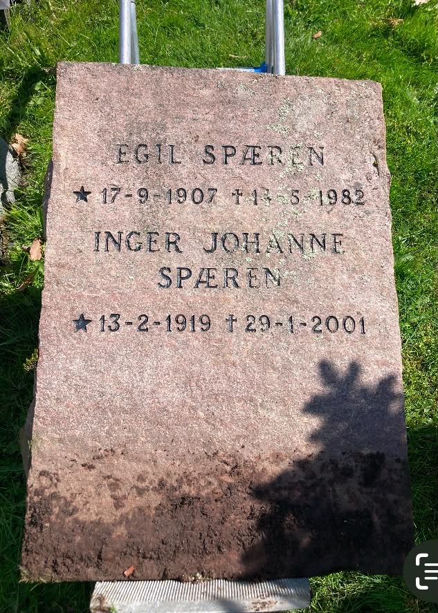 Den nederste delen av steinen før rens, mørk av jordsprut gjennom mange år.